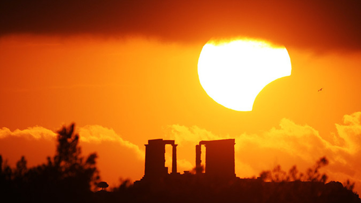 Σπάνια «υβριδική» έκλειψη ηλίου έγινε ορατή στην Ελλάδα και τον κόσμο