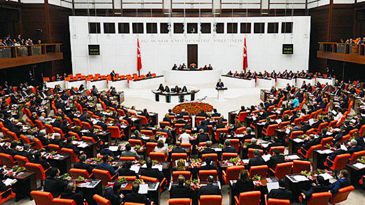 Τουρκία: Οι γυναίκες μπορούν να φορούν και... παντελόνια στη Βουλή