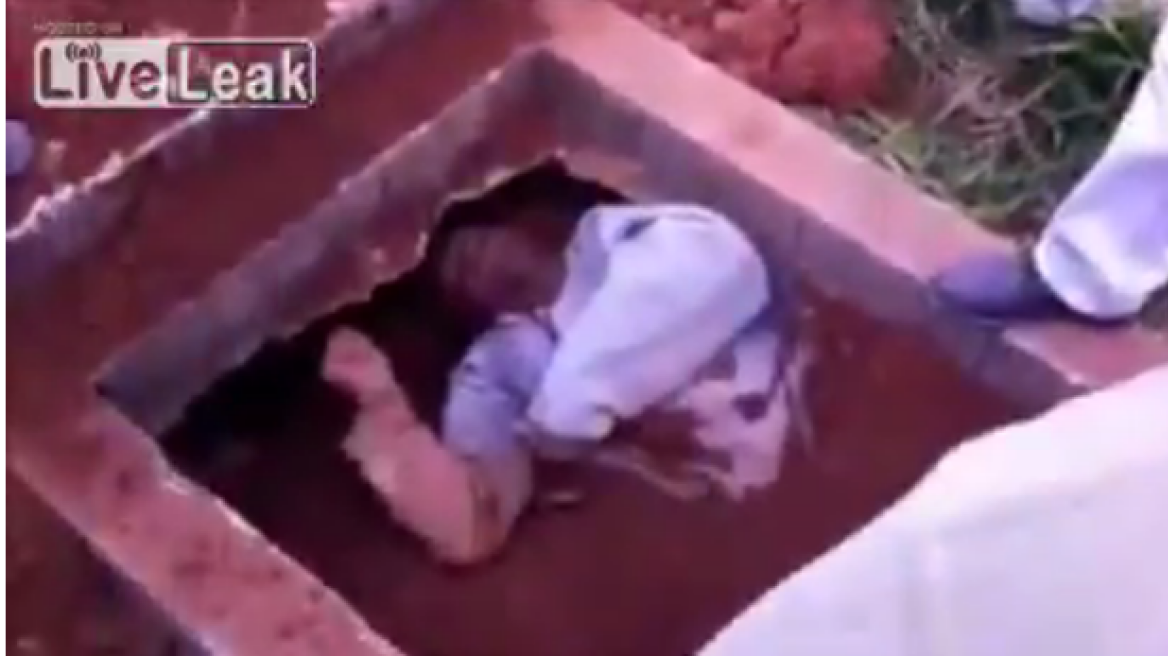 Δείτε βίντεο: Τον έθαψαν ζωντανό αλλά οι φωνές του τον έσωσαν