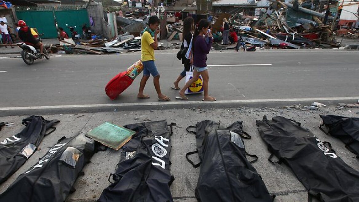 Φιλιππίνες: Σε μαζικούς τάφους οι νεκροί - Ακόμη περιμένουν βοήθεια οι επιζώντες