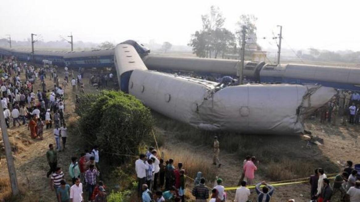 Συγκλονιστική φωτογραφία από σιδηροδρομικό ατύχημα στην Ινδία! 