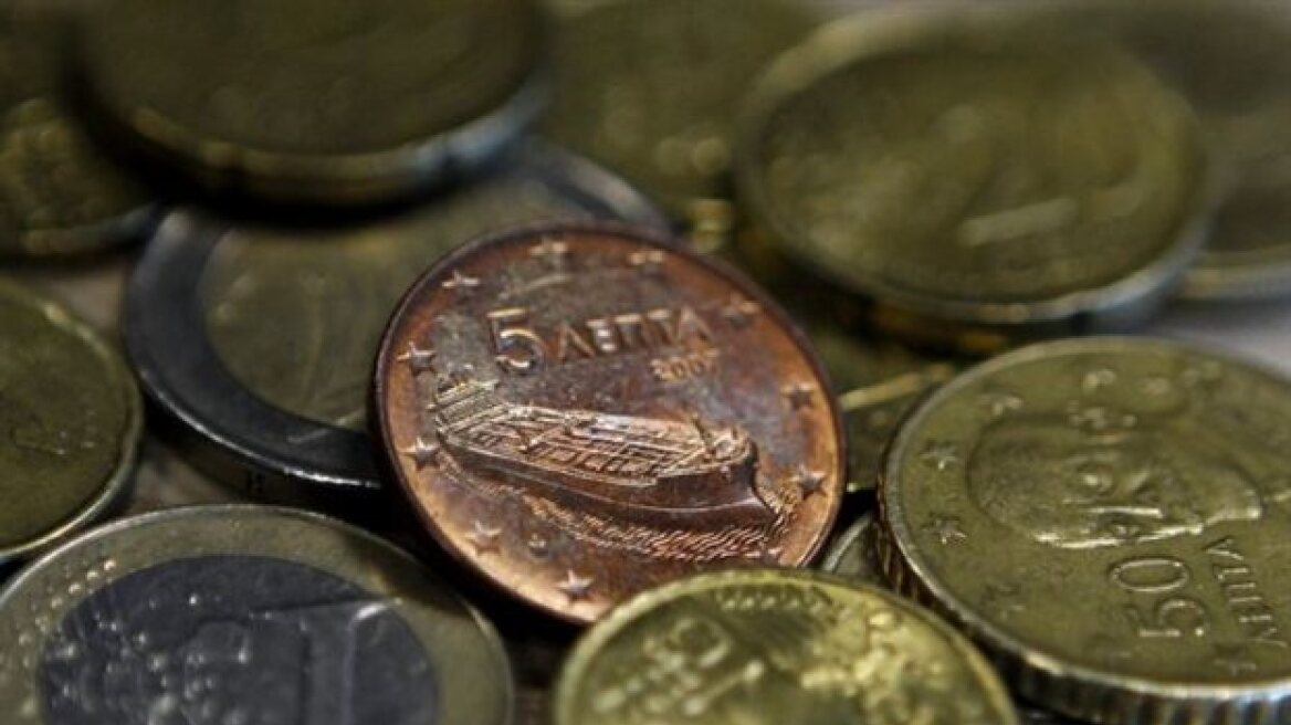Τέσσερις στους δέκα Έλληνες δανείζονται για να πληρώσουν τους λογαριασμούς