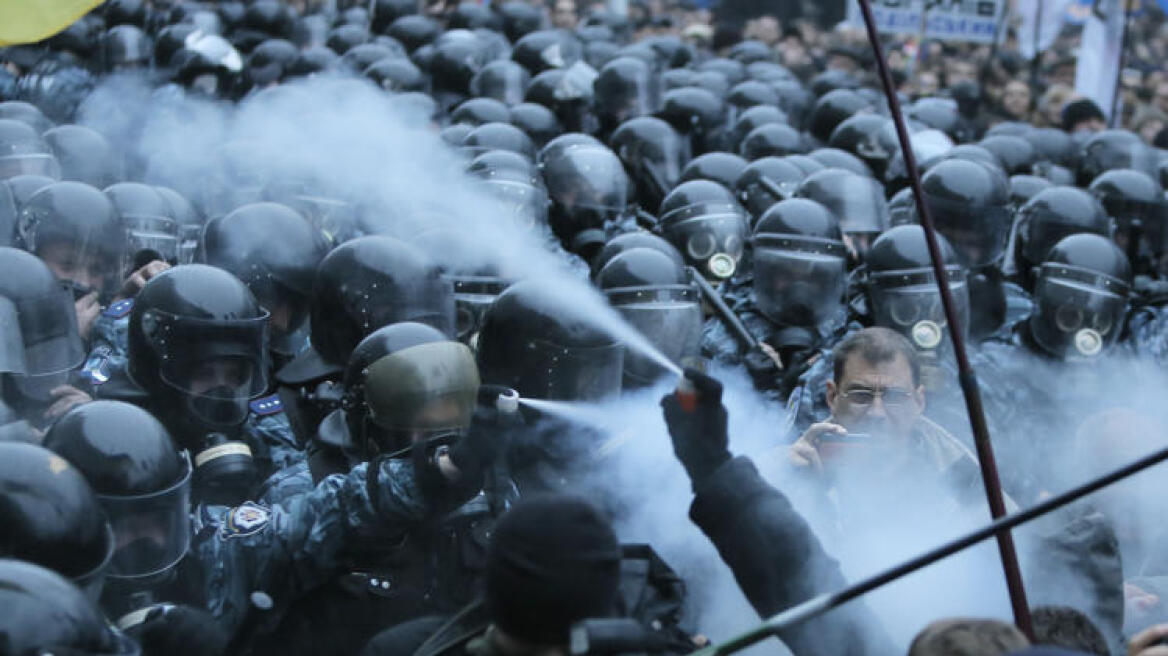 Ουκρανία: Συγκρούσεις διαδηλωτών-αστυνομίας μπροστά στην έδρα της κυβέρνησης