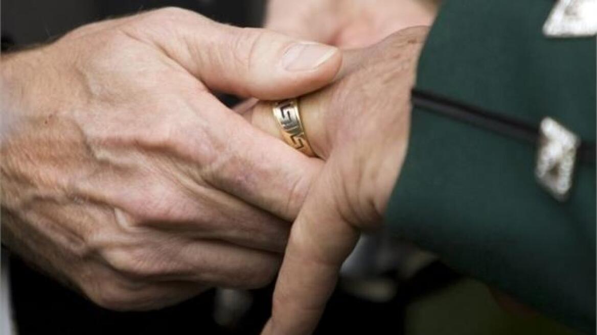 Και το ΠΑΣΟΚ ζητά την επέκταση του συμφώνου συμβίωσης σε ομόφυλα ζευγάρια