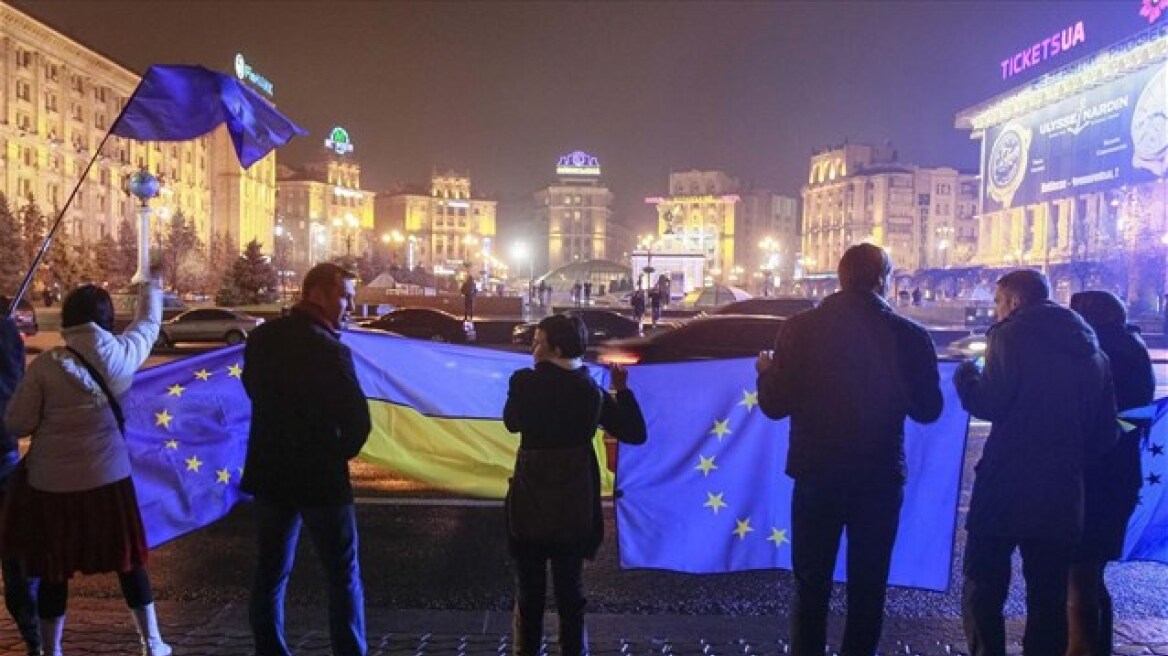 Ουκρανία: Διαδηλωτές σχημάτισαν συμβολική αλυσίδα που ενώνει τη χώρα τους με την Ευρώπη