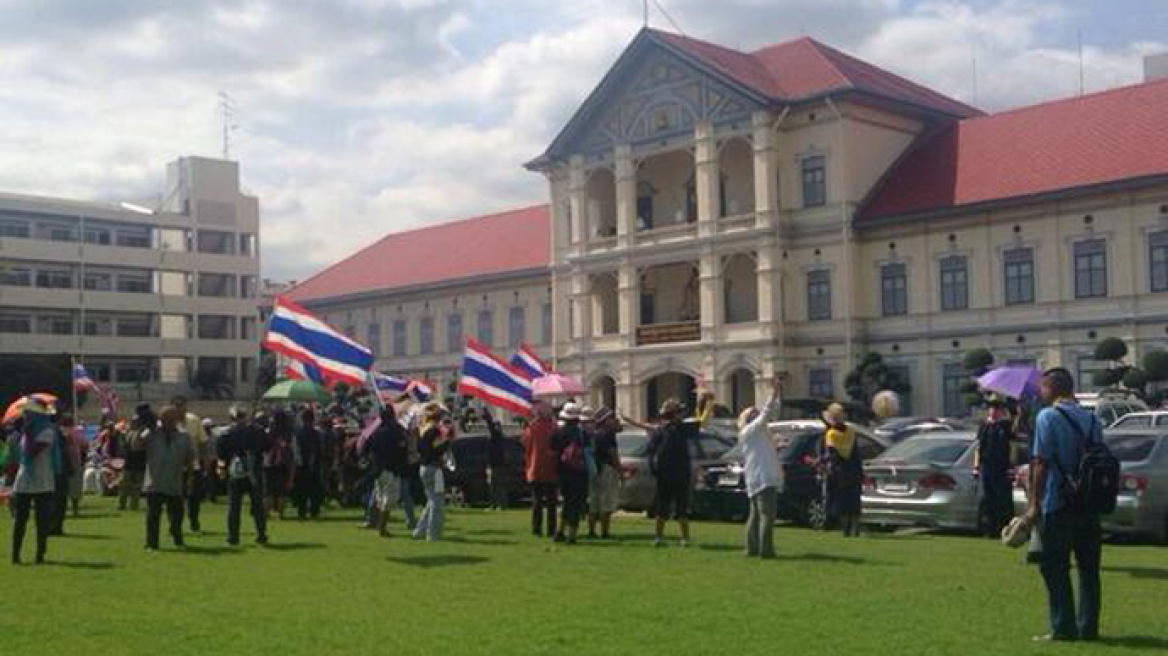Ταϊλάνδη: Εισβολή διαδηλωτών στο κτήριο του γενικού επιτελείου του στρατού