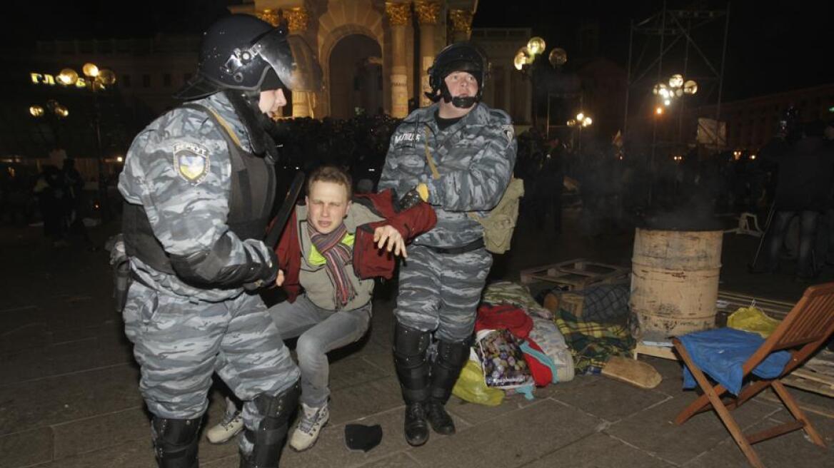 Ουκρανία: Δεκάδες συλλήψεις και τραυματισμοί σε διαδήλωση κατά του προέδρου
