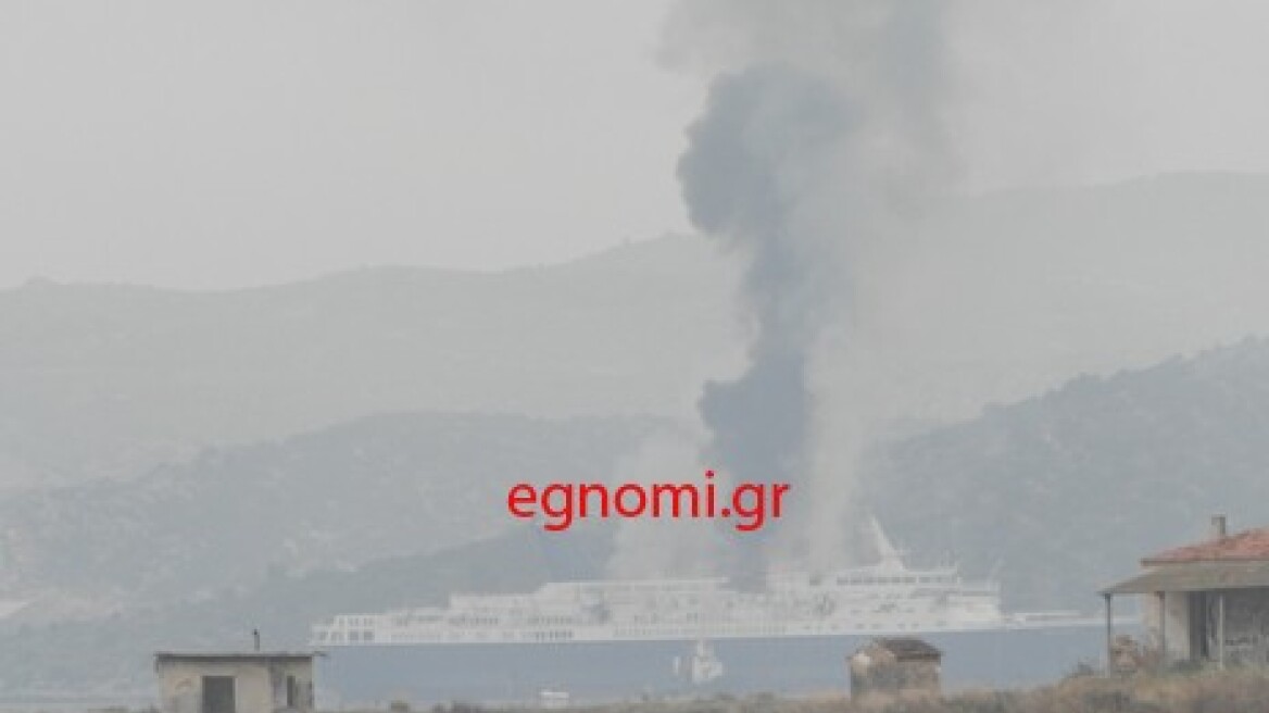 Πλοίο έχει τυλιχτεί στις φλόγες στα Nαυπηγεία Aυλίδας