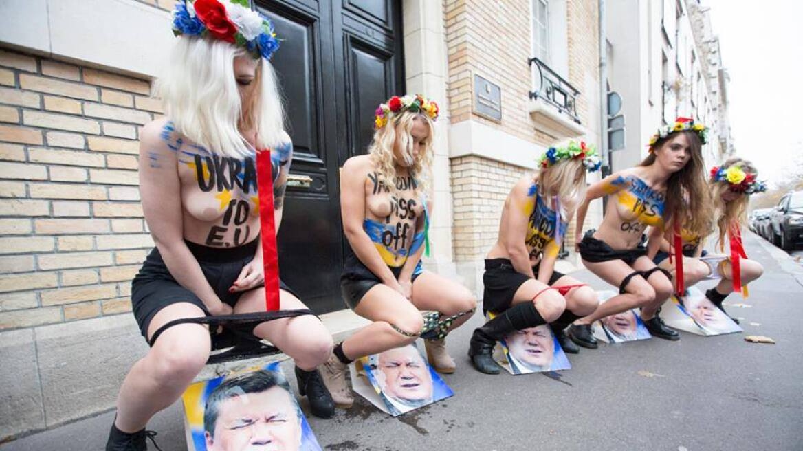 Ουκρανία: Οι Femen ούρησαν πάνω σε φωτογραφίες του προέδρου Γιανουκόβιτς!