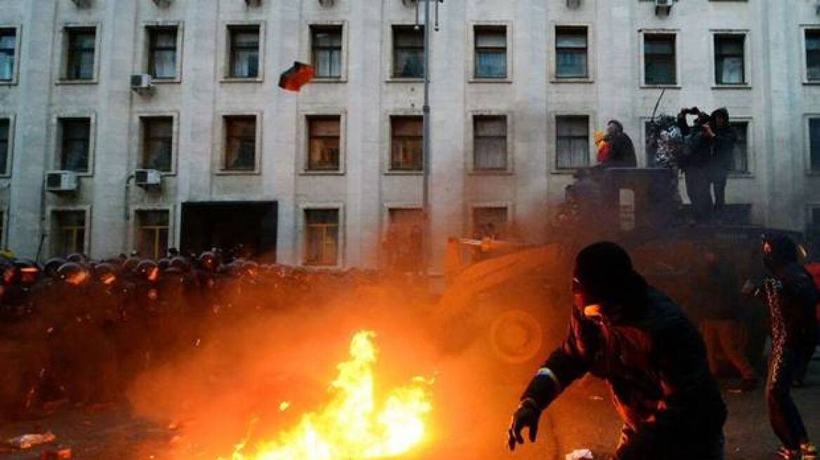 Κίεβο: Βίαια επεισόδια σε μαζικές διαδηλώσεις κατά του Γιανουκόβιτς