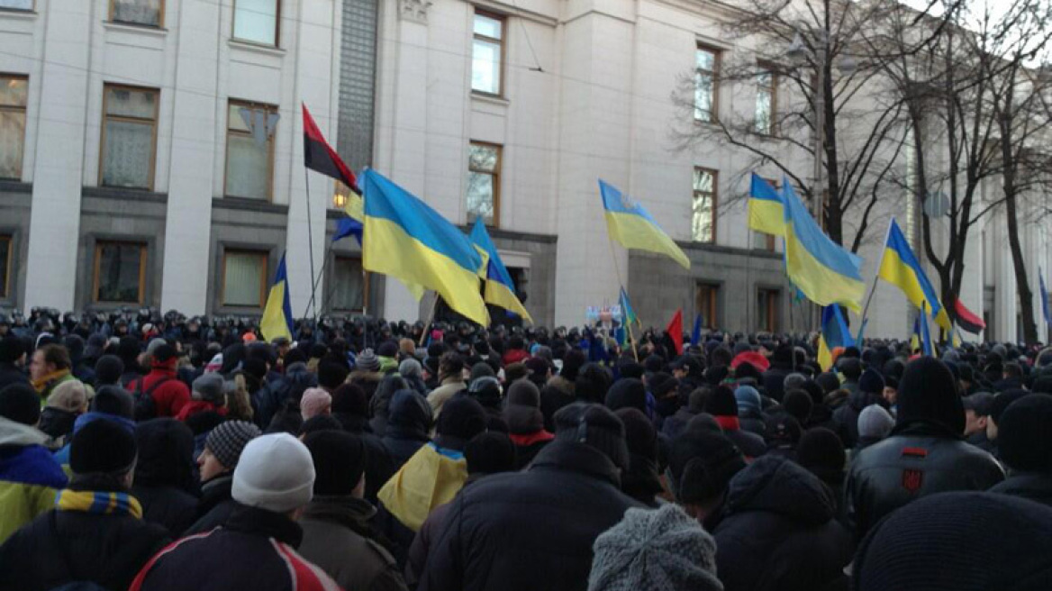 Ουκρανία: Πρόσκληση διαλόγου από τον πρωθυπουργό στους διαδηλωτές