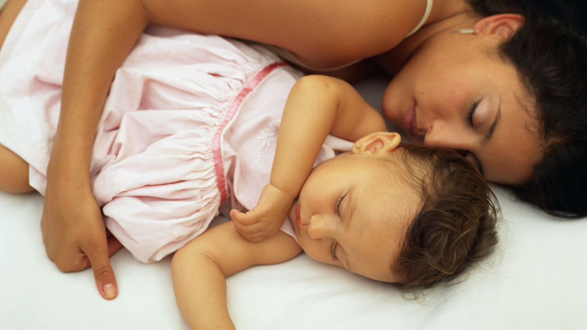Σουηδία: Οι γονείς να μην κοιμούνται με τα νεογέννητα μωρά τους
