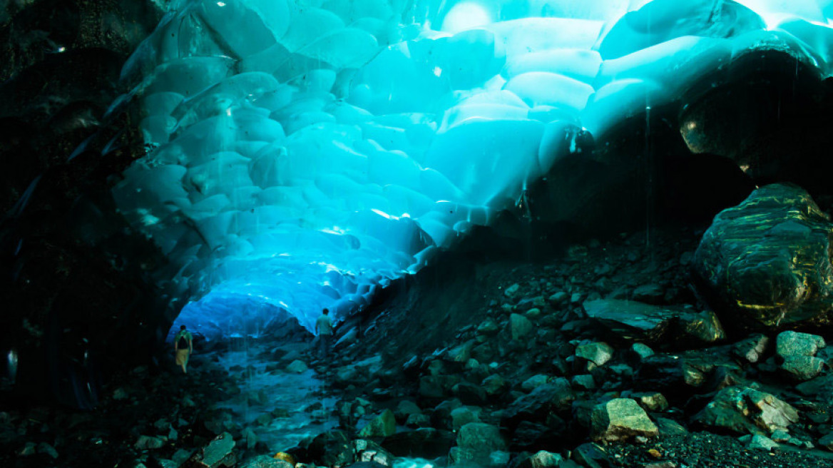 Δείτε τις απίστευτες σπηλιές Mendenhall στην Αλάσκα... πριν χαθούν για πάντα