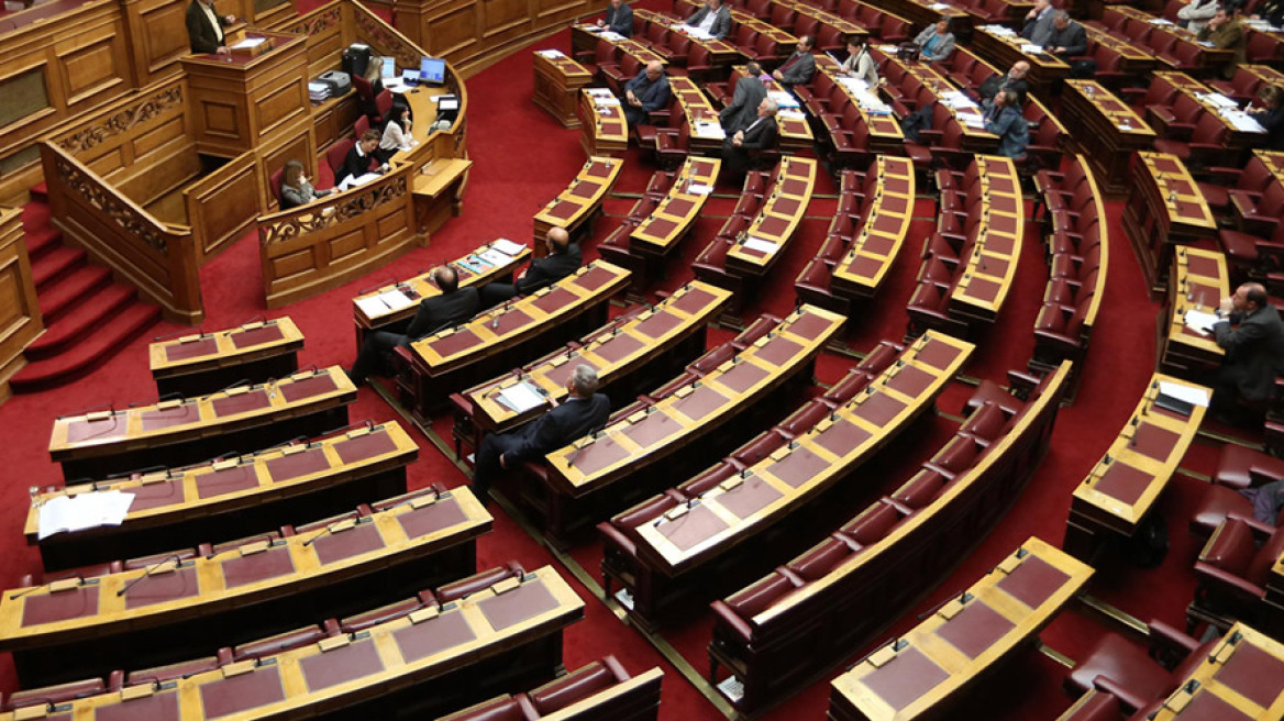 Βουλή: Δέκα βουλευτές στα έδρανα, 53 μαθητές στα θεωρεία