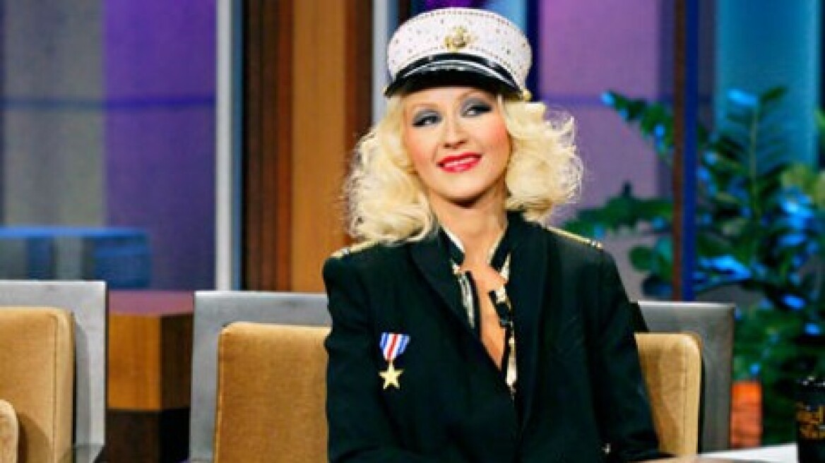 Christina Aguilera: «Ξέχασε» να φορέσει το παντελόνι της