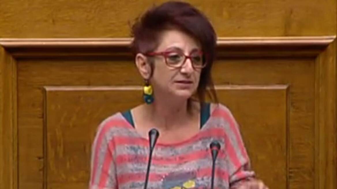 «Χαμός» στη Βουλή με την αμφίεση βουλευτού του ΣΥΡΙΖΑ