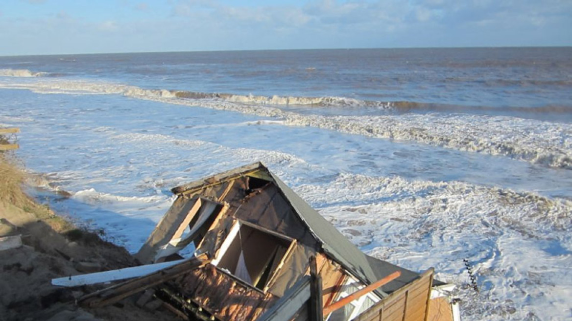 Βρετανία: Δείτε το χωριό που «κατάπιε» η θάλασσα!
