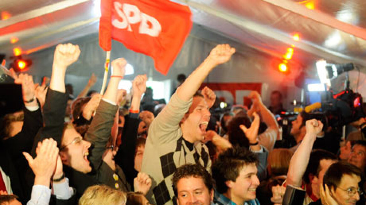 Γερμανία: 470.000 Σοσιαλδημοκράτες ψηφίζουν για τη συγκυβέρνηση με Μέρκελ