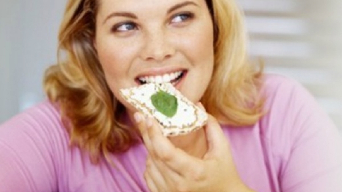 Βοηθούν πραγματικά τα σνακ ανάμεσα στα γεύματα στην απώλεια βάρους;