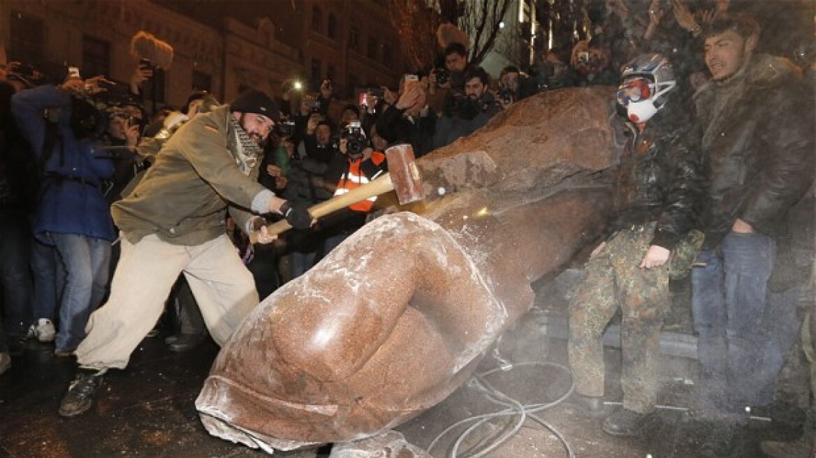 Βίντεο από Ουκρανία: Διαδηλωτές γκρέμισαν το άγαλμα του Λένιν
