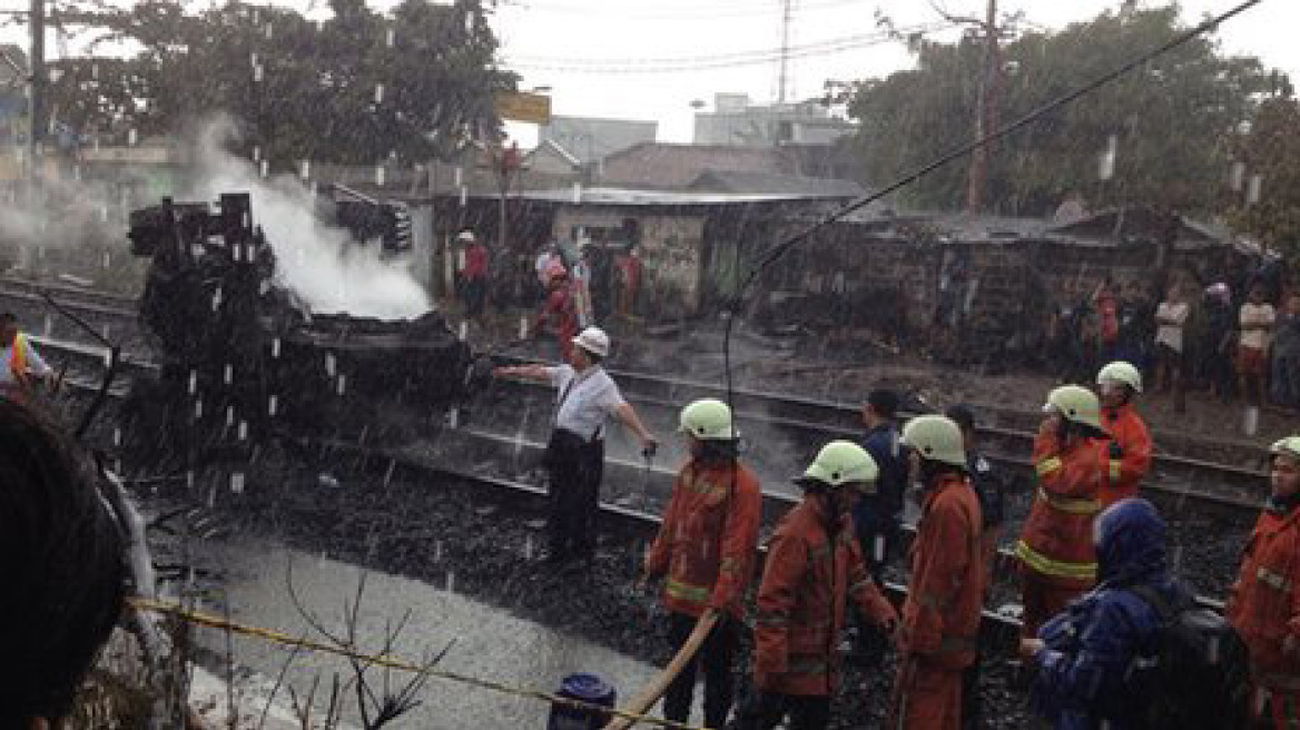 Δύο νεκροί στην Ινδονησία από σύγκρουση τρένου με φορτηγό