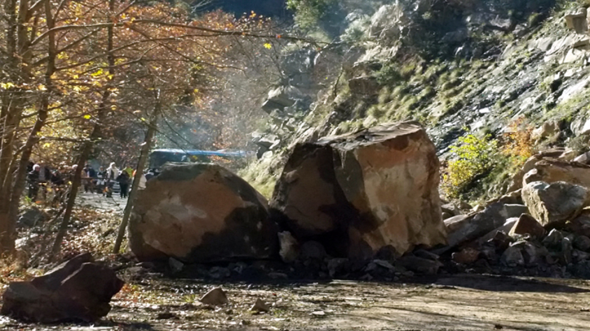 Τεράστιος βράχος έκλεισε το δρόμο για Προυσσό (φωτογραφίες και βίντεο)