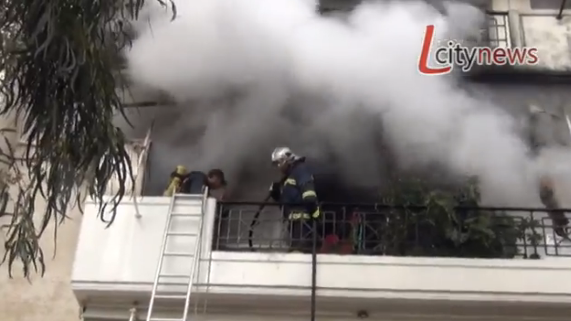 Βίντεο: Ηλικιωμένοι εγκλωβίστηκαν από φωτιά σε διαμέρισμα στο Λουτράκι