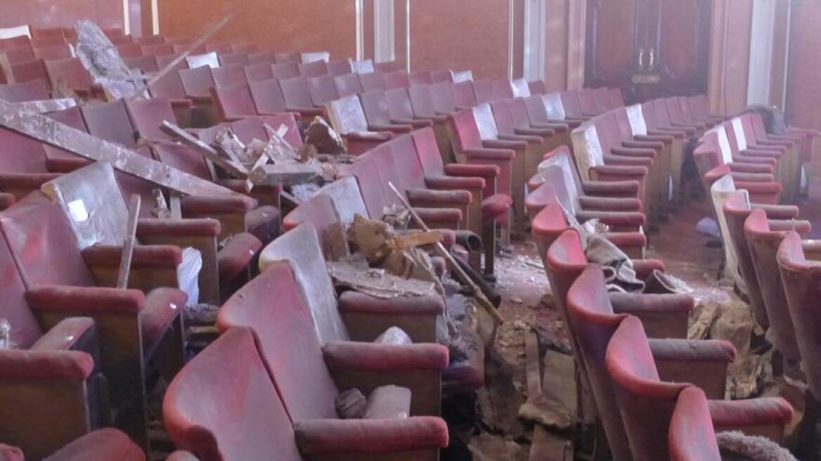 Λονδίνο: Δείτε την πρώτη φωτογραφία μέσα από το θέατρο που έπεσε η οροφή