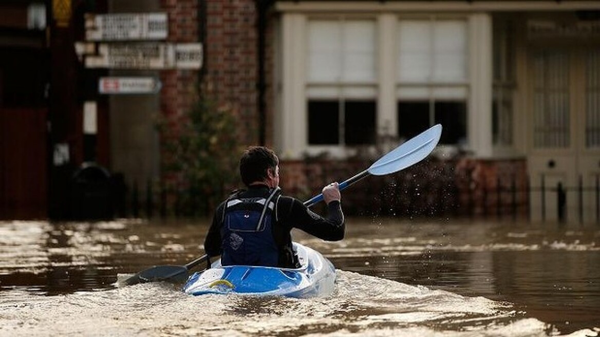 Φωτογραφίες: Δείτε τι προκάλεσαν οι πλημμύρες στην Βρετανία