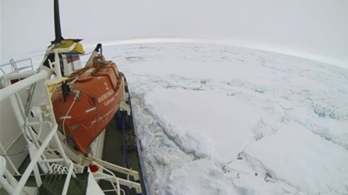 Ανταρκτική: Κινεζικό παγοθραυστικό σπεύδει να απεγκλωβίσει από τους πάγους το ρωσικό σκάφος