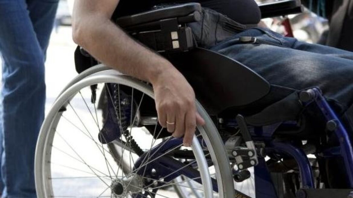 Χωρίς όριο ηλικίας το ΕΚΑΣ σε άτομα με αναπηρία άνω του 80% 