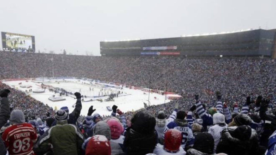 Βίντεο: 105.491 θεατές παρακολούθησαν αγώνα χόκεϊ επί πάγου μέσα στο χιόνι 