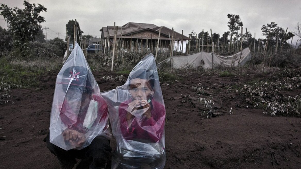 Ινδονησία: Χιλιάδες άνθρωποι εγκατέλειψαν τις εστίες τους λόγω έκρηξης ηφαιστείου