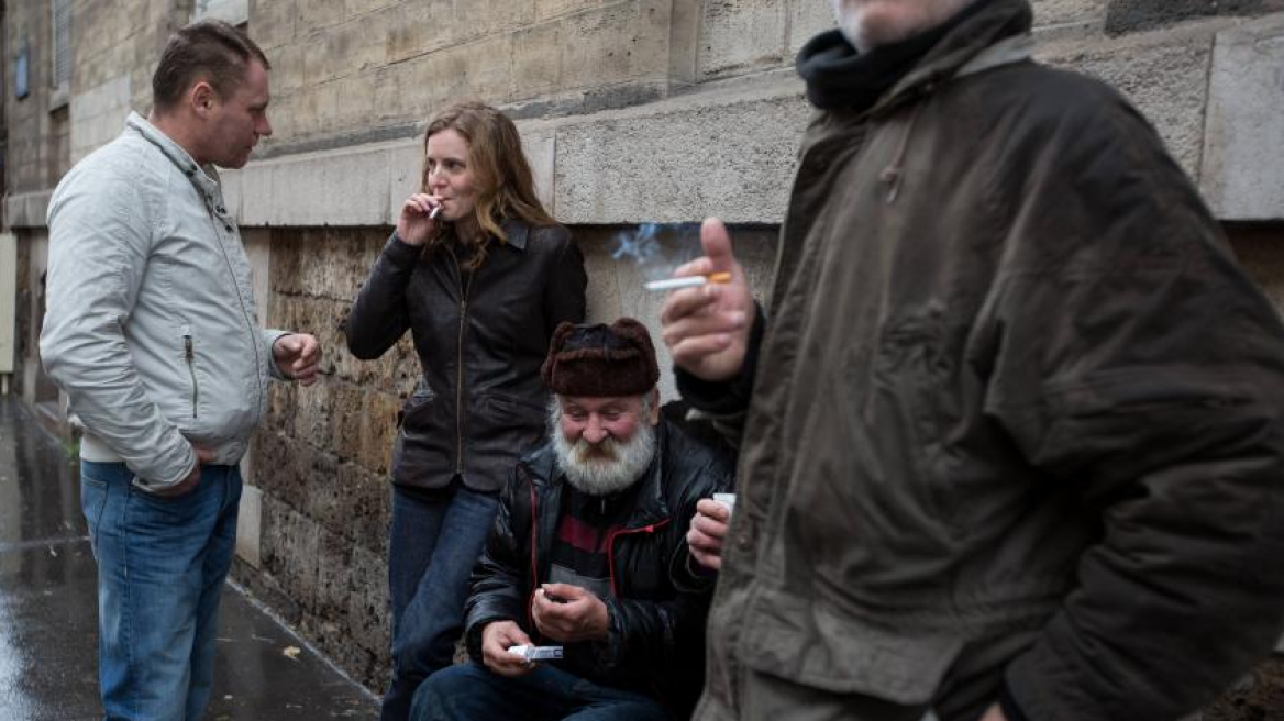 Γαλλία: Υποψήφια δήμαρχος του Παρισιού καπνίζει μαζί με αστέγους