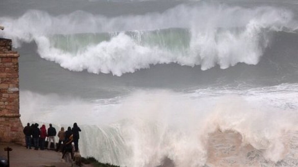 Ισπανία: Τεράστια κύματα «κατάπιαν» τρεις ανθρώπους