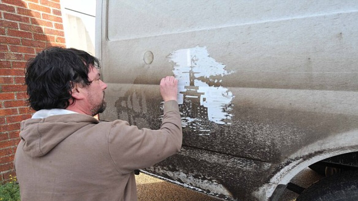 Eίναι αυτός ο... νέος Βαν Γκογκ; «Ντελιβεράς» που ζωγραφίζει φορτηγάκια