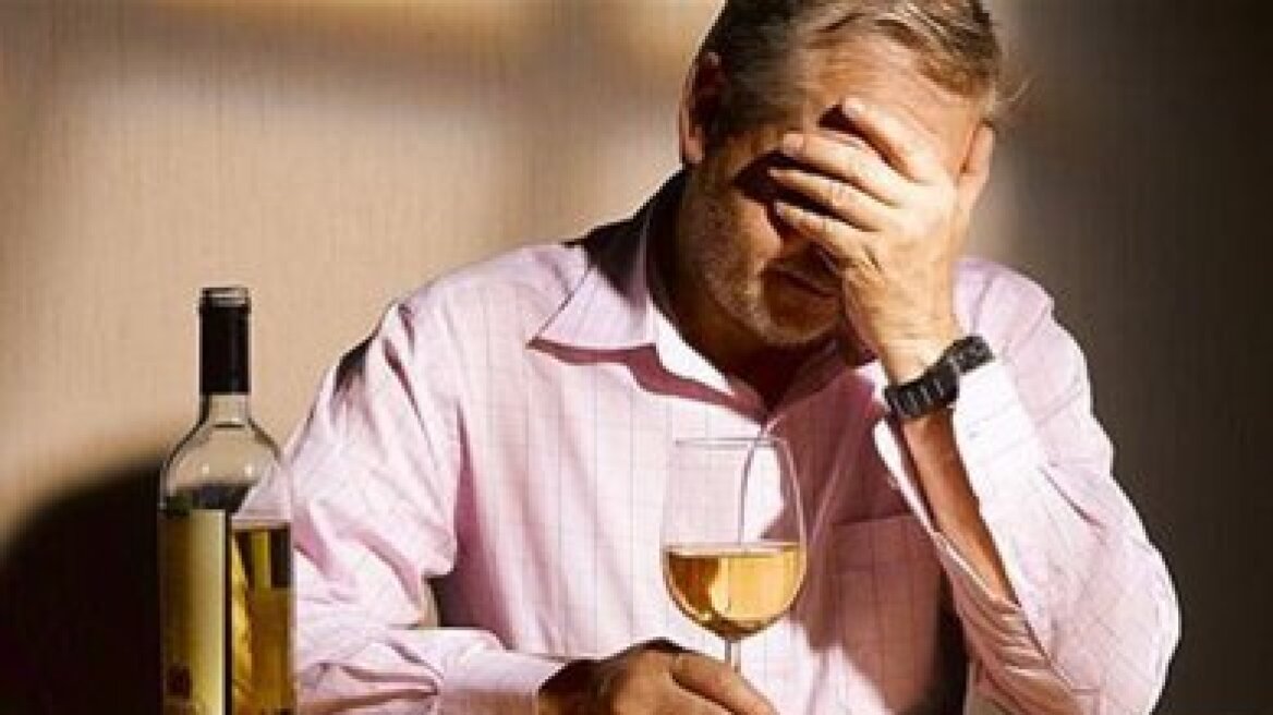 Το πολύ αλκοόλ «διώχνει» τη μνήμη των μεσήλικων αντρών