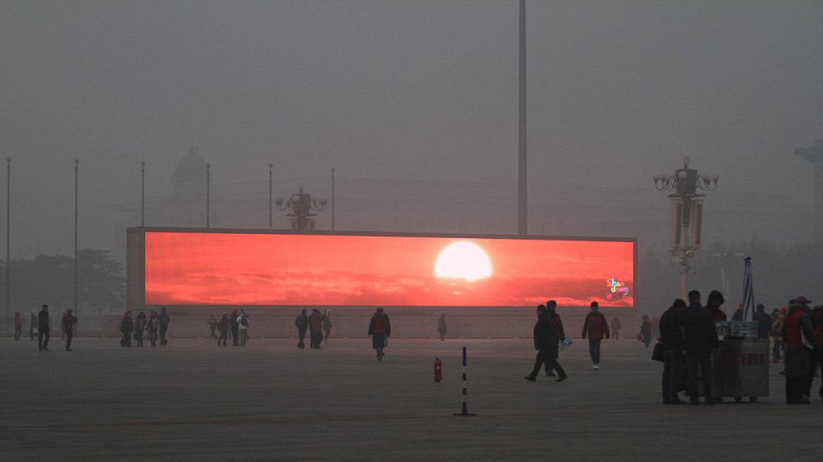 Στην Κίνα δεν βλέπουν τον ήλιο λόγω νέφους και τον δείχνουν σε γιγαντοοθόνες!