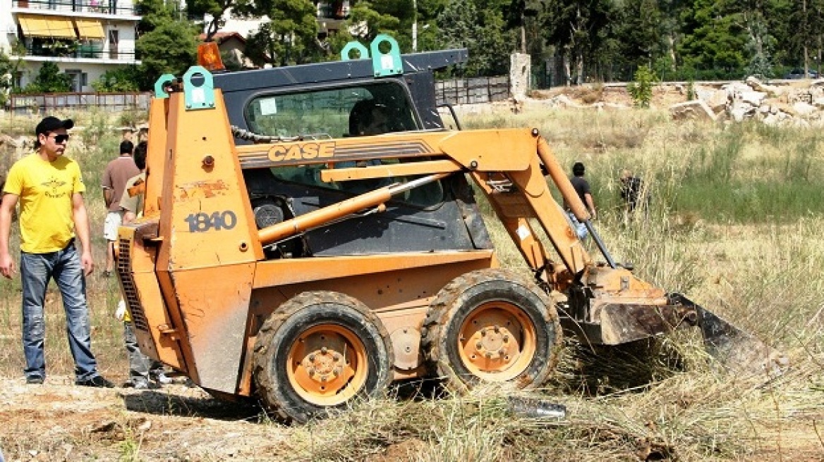 Μπήκε η πρώτη μπουλντόζα…