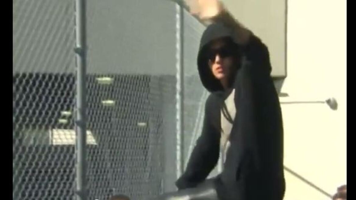 Βίντεο: Πανηγυρίζοντας βγήκε από το φυλακή ο Justin Bieber