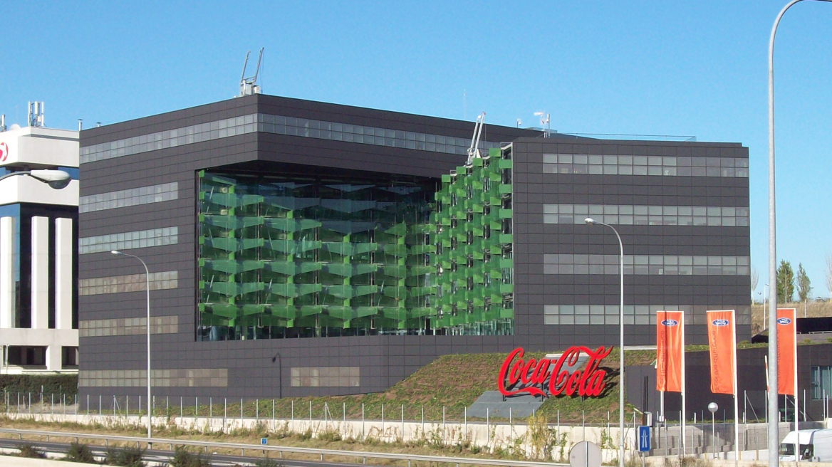 Η Coca-Cola κλείνει τέσσερα εργοστάσιά της στην Ισπανία
