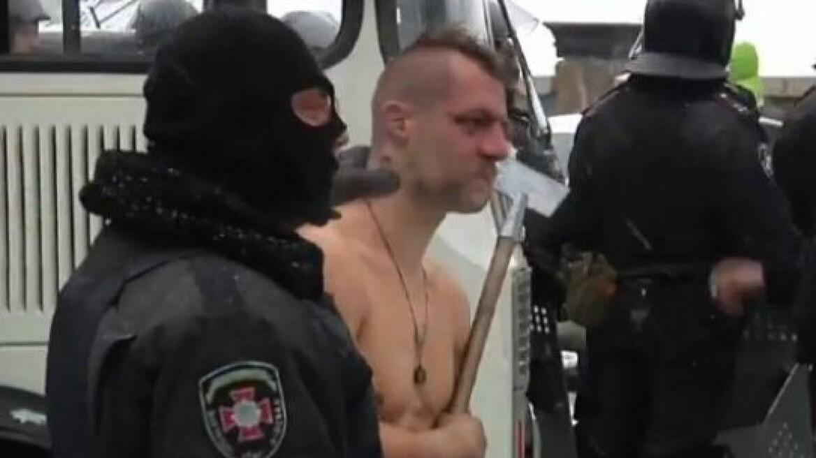 Βίντεο από Ουκρανία: Αστυνομικοί εξευτελίζουν διαδηλωτή 