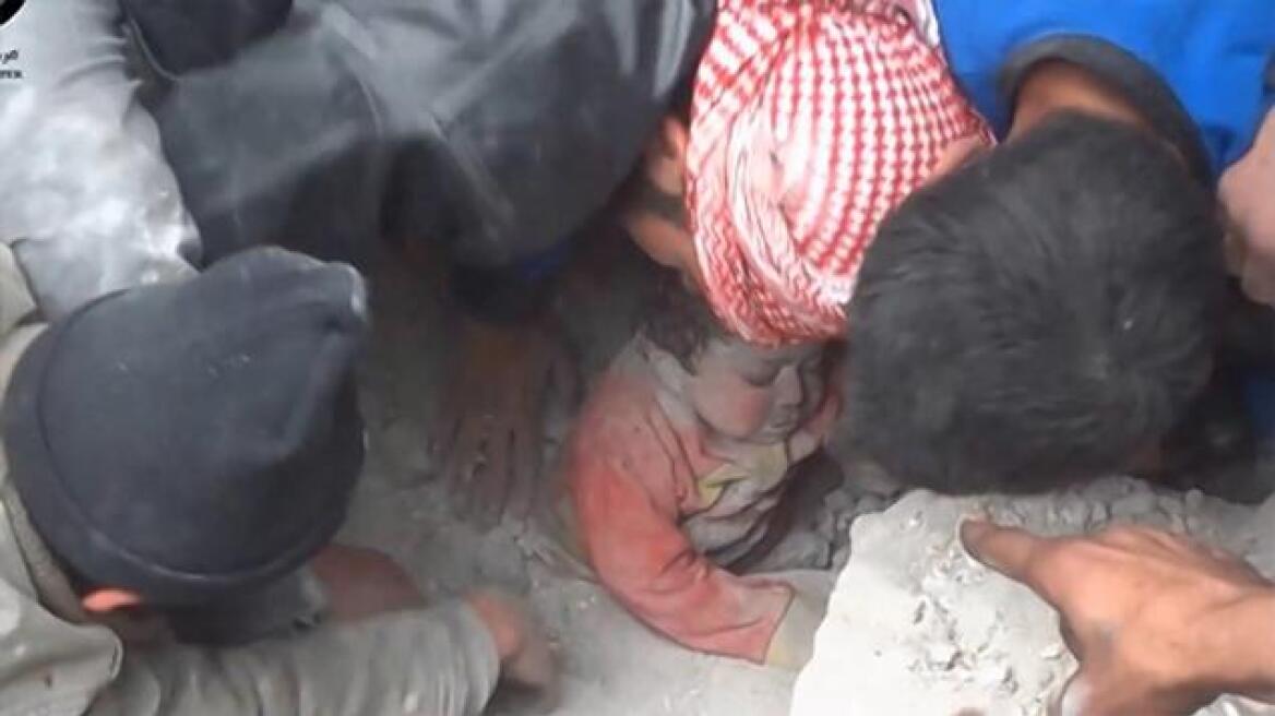 Βίντεο: Η συγκλονιστική διάσωση μωρού από τα συντρίμμια στη Συρία