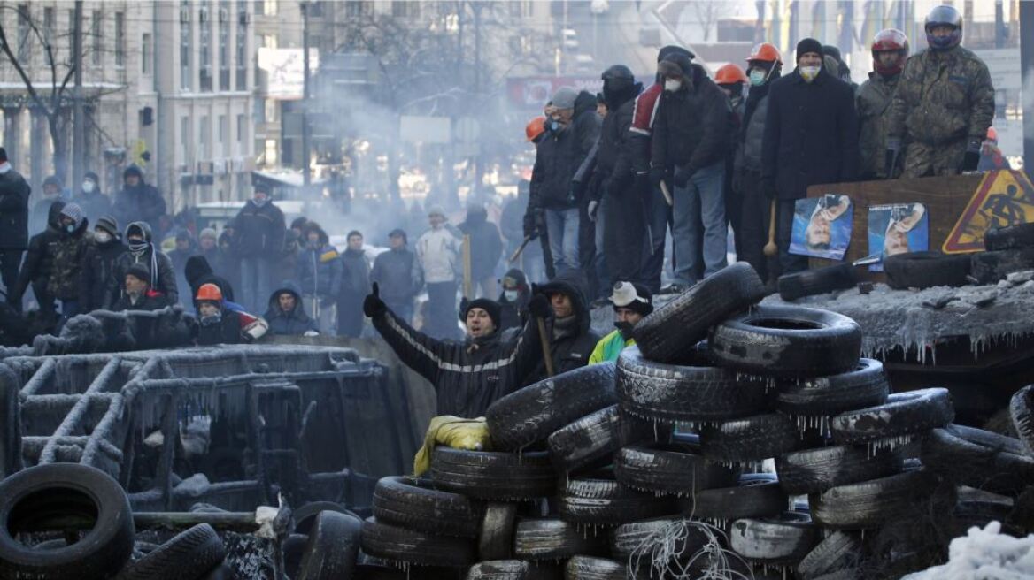 Ουκρανία: Αποσύρει το νόμο για τις διαδηλώσεις ο Γιανουκόβιτς
