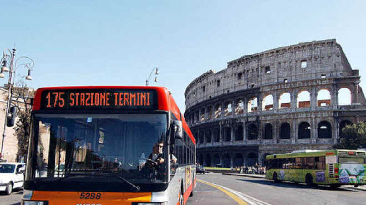 Ιταλία: Οδηγός λεωφορείου χαριεντιζόταν με ξανθιά καλλονή εν ώρα εργασίας