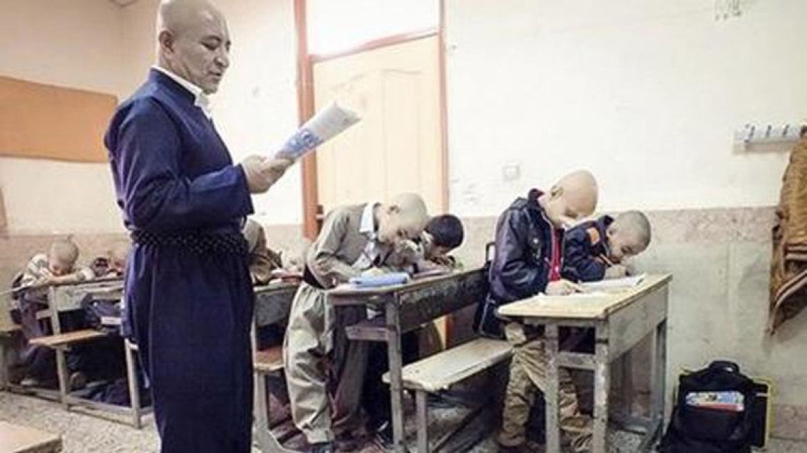 Ιράν: Δάσκαλος ξύρισε το κεφάλι του για να συμπαρασταθεί στο μαθητή του