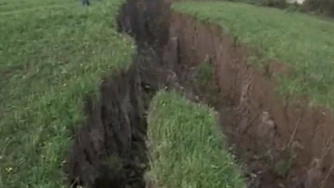 Βίντεο: Ο σεισμός άνοιξε στα δύο τη γη στην Κεφαλονιά