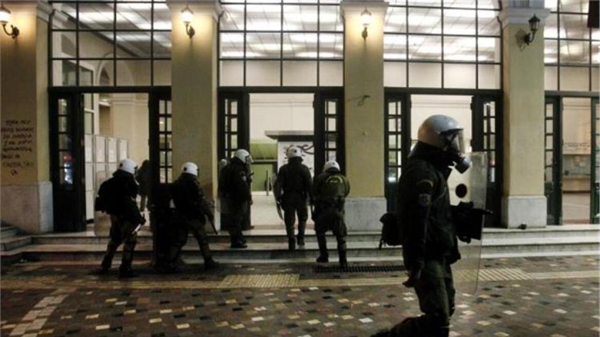Στον εισαγγελέα οι 14 συλληφθέντες για τα επεισόδια στο κέντρο της Αθήνας