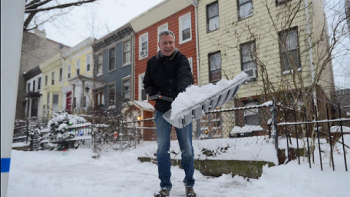 Ο δήμαρχος Νέας Υόρκης φτυαρίζει χιόνι στους δρόμους