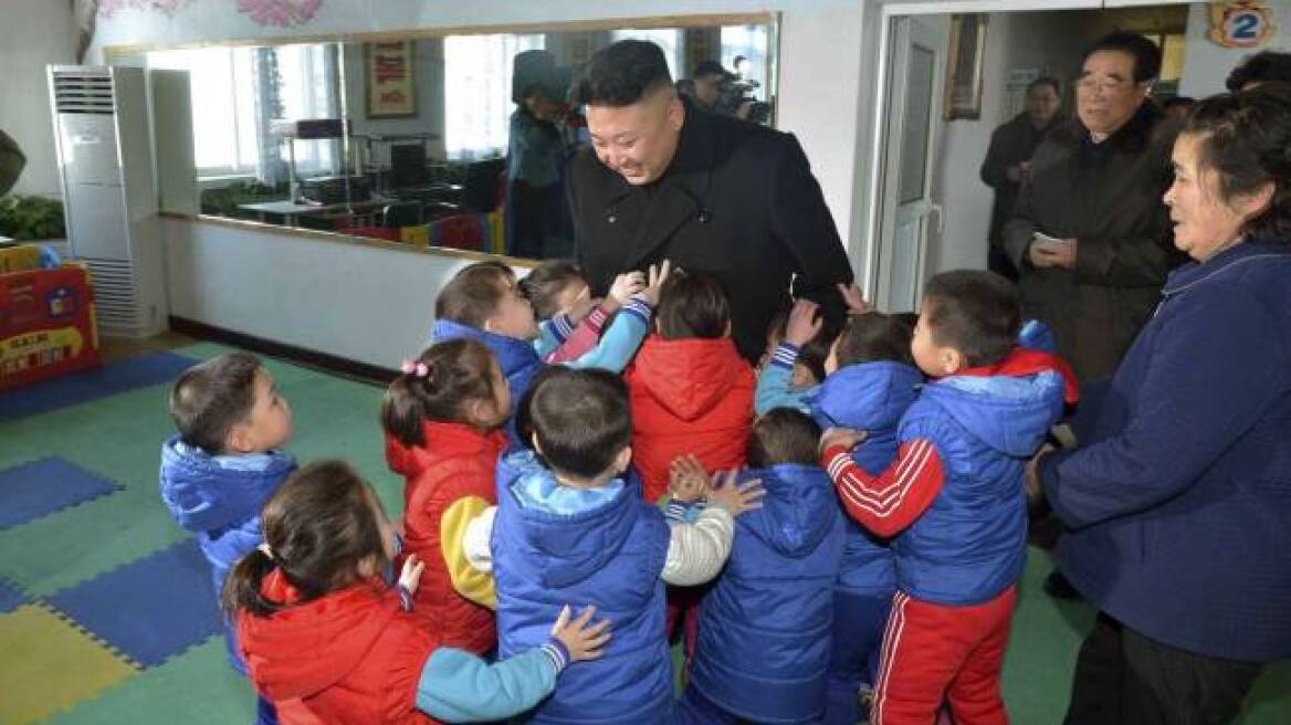 Β. Κορέα: Αγκαλιές και φιλιά σε παιδάκια από τον Κιμ Γιονγκ Oυν!